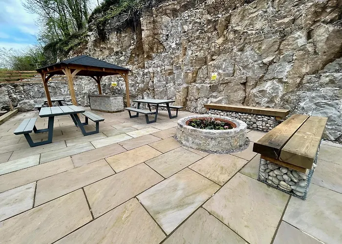Luxury 1 Bedroom Apartment - Rock Mill 14